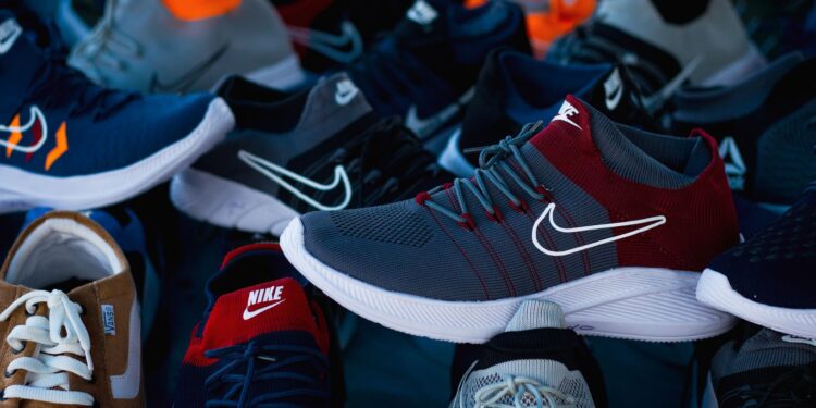 Creó nike ahora dona millones