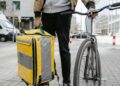 Un repartidor financió una bicicleta eléctrica de US$ 1.100 en 24 cuotas de US$ 57, pero la batería principal dejó de funcionar tras la primera lluvia fuerte