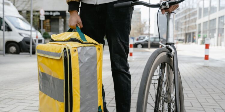 Un repartidor financió una bicicleta eléctrica de US$ 1.100 en 24 cuotas de US$ 57, pero la batería principal dejó de funcionar tras la primera lluvia fuerte