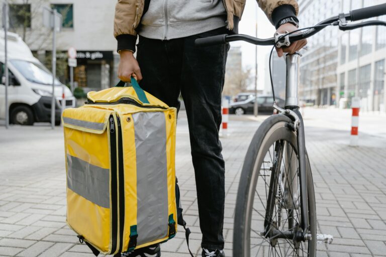 Un repartidor financió una bicicleta eléctrica de US$ 1.100 en 24 cuotas de US$ 57, pero la batería principal dejó de funcionar tras la primera lluvia fuerte