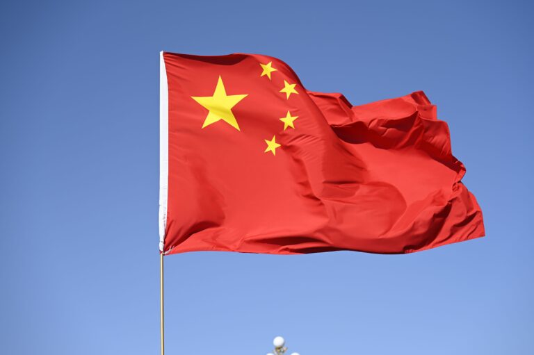 Mientras los países avanzan en la carrera espacial, China construye el primer barco "portasubmarinos" de la historia