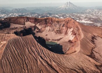 Después casi volcán entra erupción