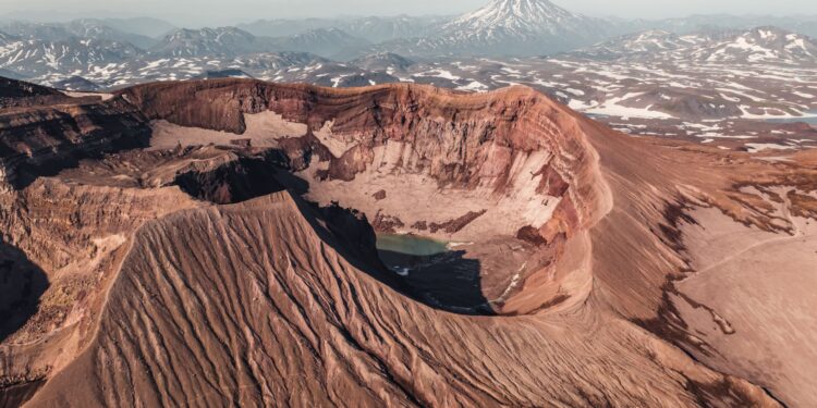Después casi volcán entra erupción