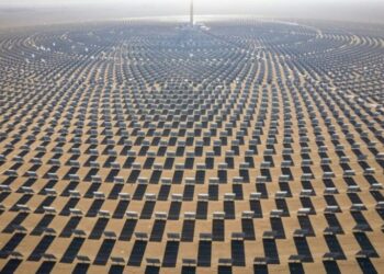 China instaló casi 16.000 espejos a 4.650 metros de altura, apuntando hacia el mismo lugar del cielo