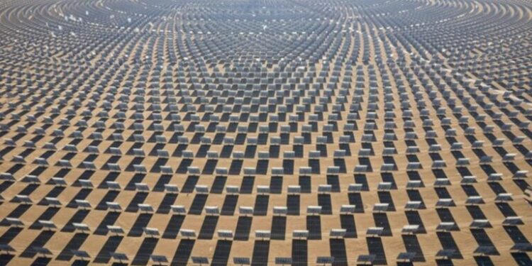 China instaló casi 16.000 espejos a 4.650 metros de altura, apuntando hacia el mismo lugar del cielo