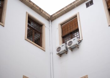Tardé mucho tiempo en entender por qué no debería tirar el agua que gotea del aire acondicionado, sino utilizarla para reducir la factura de luz