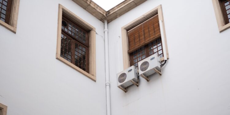 Tardé mucho tiempo en entender por qué no debería tirar el agua que gotea del aire acondicionado, sino utilizarla para reducir la factura de luz