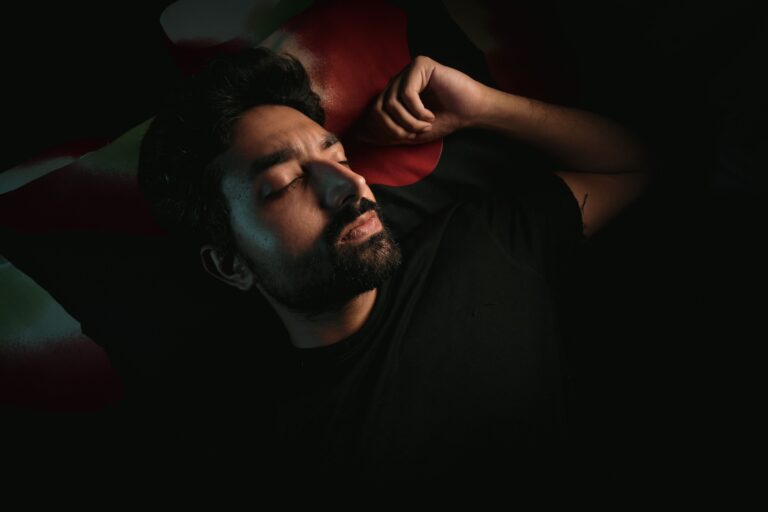 Los especialistas coinciden: "El secreto de un descanso real no es irte a dormir cansado, sino empezar a cambiar esto en tus noches antes de que llegue el cansancio"