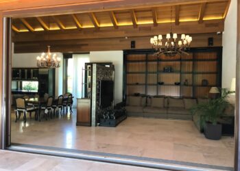 Reinado las puertas corredizas quedó