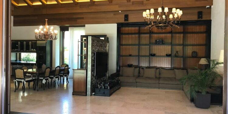 Reinado las puertas corredizas quedó