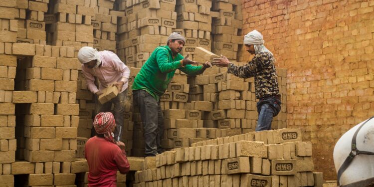 India concreto fabrica con heces