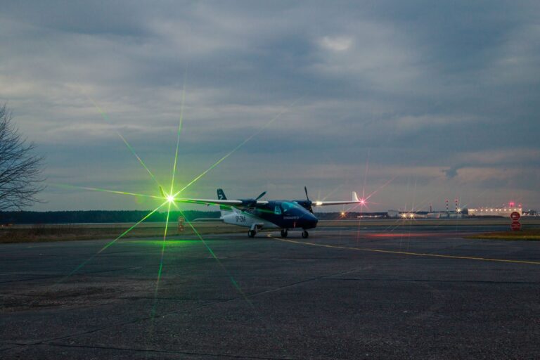 Razón los aviones tienen luces