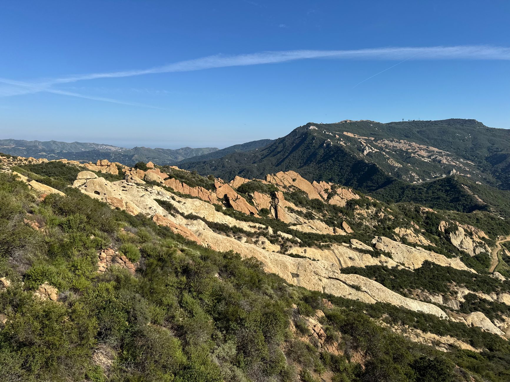 Paisagem deslumbrante das montanhas acidentadas de Santa Monica sob um céu azul límpido.