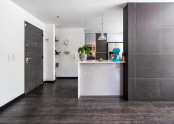 El reinado del suelo de cerámica llegó a su fin: la nueva tendencia para la decoración no requiere obras y puede instalarse en un solo día