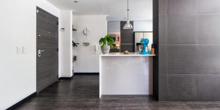 El reinado del suelo de cerámica llegó a su fin: la nueva tendencia para la decoración no requiere obras y puede instalarse en un solo día