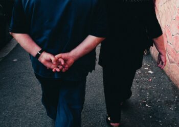 Las personas que caminan con las manos detrás de la espalda tienen una ventaja mental sobre los demás, según la psicología