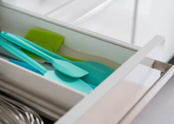Poner papel higiénico en el fondo del cajón: para qué sirve y por qué cada vez más personas lo recomiendan