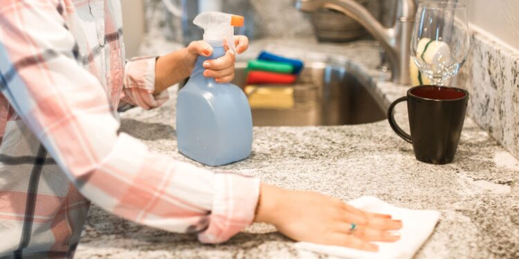 Rociar vinagre en el fregadero de la cocina: para qué sirve y por qué cada vez más personas lo recomiendan