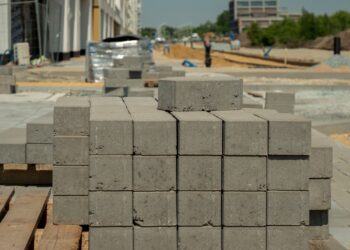 227 bloques de concreto están siendo lanzados al océano para construir un enorme muro