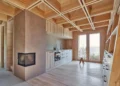 Adiós a los ladrillos y las obras tradicionales: una casa de madera se monta sin pegamento y puede desmontarse para reutilizar cada pieza