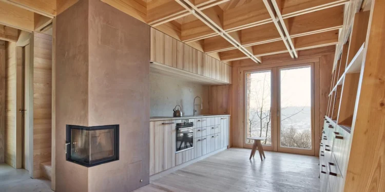 Adiós a los ladrillos y las obras tradicionales: una casa de madera se monta sin pegamento y puede desmontarse para reutilizar cada pieza
