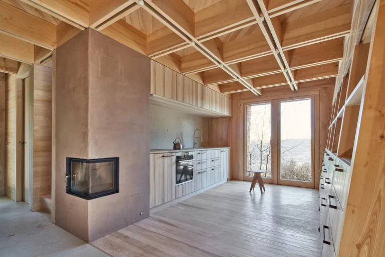 Adiós a los ladrillos y las obras tradicionales: una casa de madera se monta sin pegamento y puede desmontarse para reutilizar cada pieza