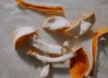 Mezclar cáscara naranja con vinagre