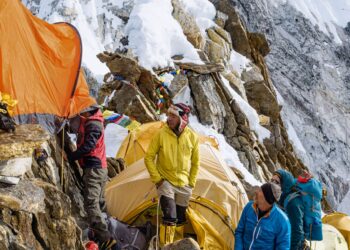 Miles personas viven everest estudio