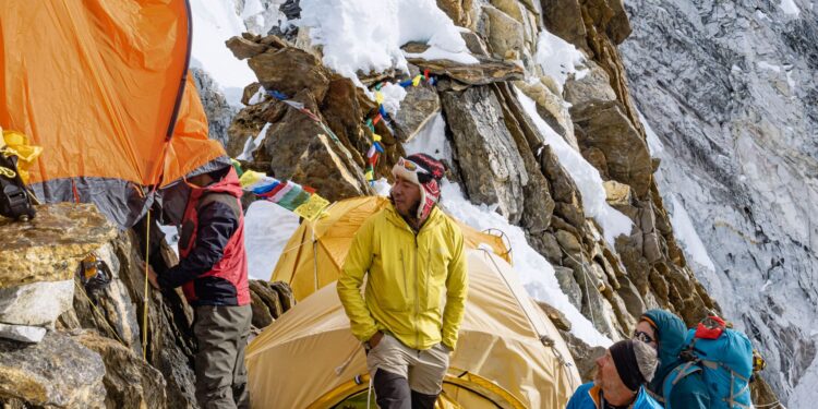 Miles personas viven everest estudio