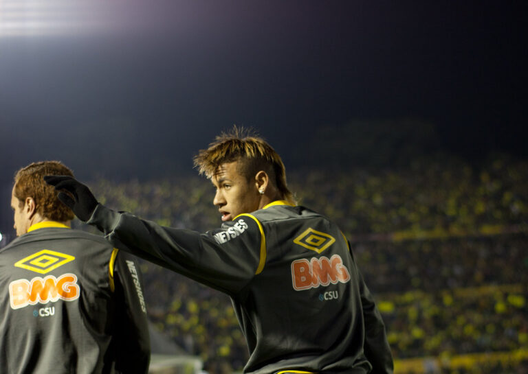 Neymar sorprende mundo del fútbol