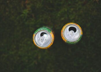 Tires las latas aluminio vacías