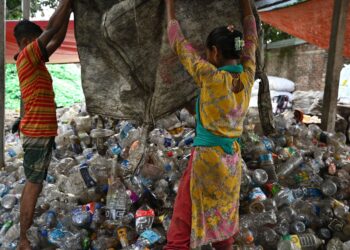 Pareja reunió botellas plástico bangladesh
