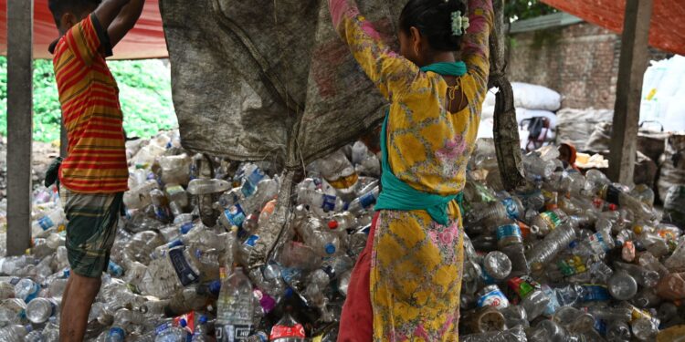 Pareja reunió botellas plástico bangladesh