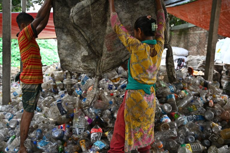 Pareja reunió botellas plástico bangladesh