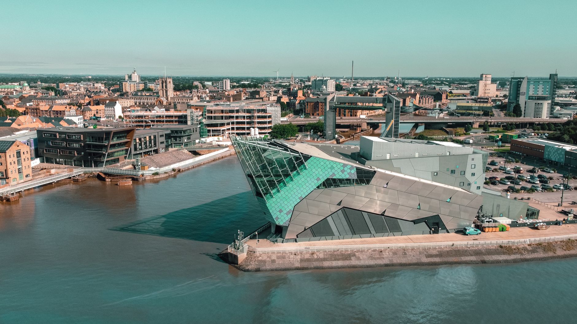 Vista aérea do Aquário The Deep em Kingston upon Hull, destacando a arquitetura moderna contra a paisagem urbana.