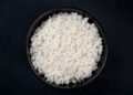 Poner arroz debajo del suelo