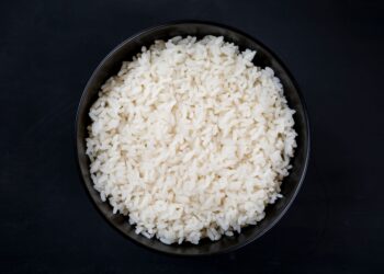 Poner arroz debajo del suelo