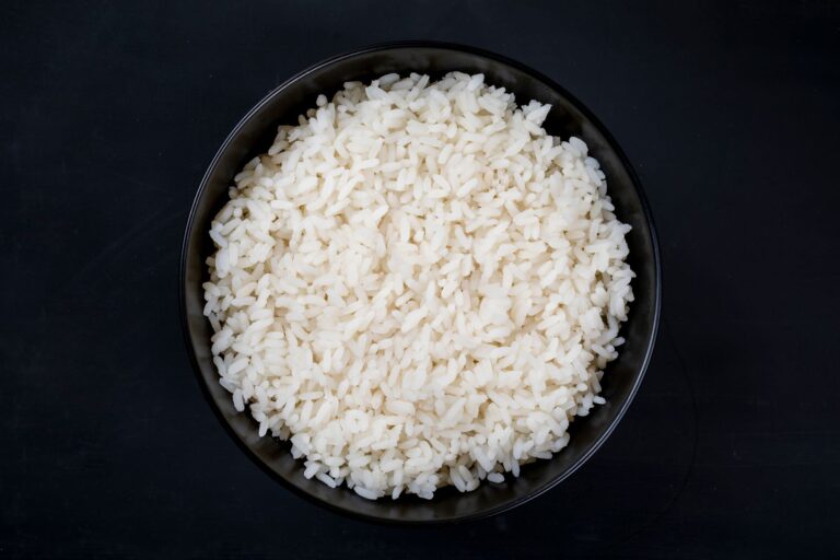 Poner arroz debajo del suelo