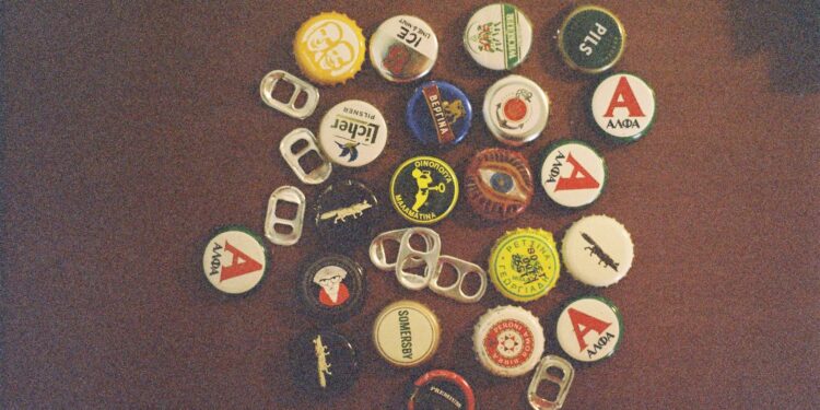 Poner tapas botellas cerveza tierra
