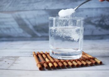 Poner vaso con agua bicarbonato