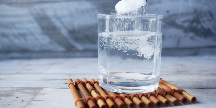 Poner vaso con agua bicarbonato