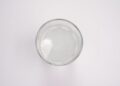 Poner vaso con sal vinagre