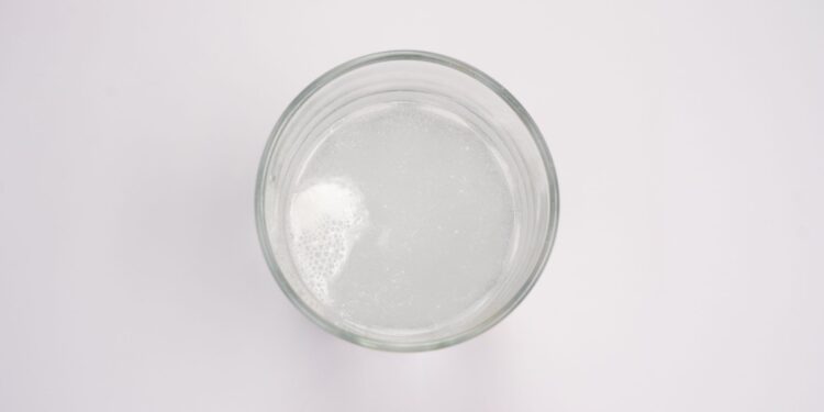 Poner vaso con sal vinagre