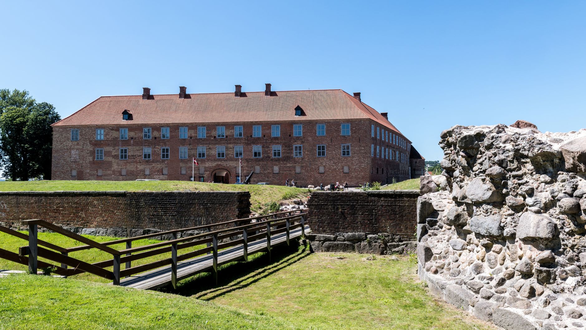 Explore o charme histórico de uma fortaleza em Sonderburg, na Dinamarca, capturada em um dia ensolarado.