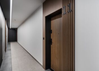 Puerta dormitorio cierra sola observa