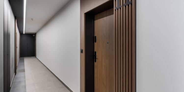 Puerta dormitorio cierra sola observa