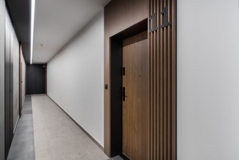 Puerta dormitorio cierra sola observa