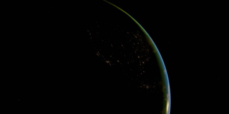 Una megatierra recién descubierta tiene una órbita tan extraña que desafía lo que sabemos sobre los planetas