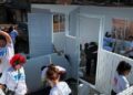 A los 45 años, una madre de 9 hijos recibe una casa construida con 2 toneladas de plástico que fue ensamblada en solo 15 horas