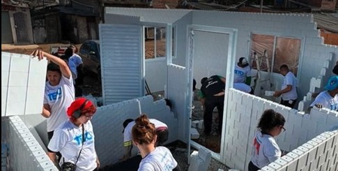 A los 45 años, una madre de 9 hijos recibe una casa construida con 2 toneladas de plástico que fue ensamblada en solo 15 horas
